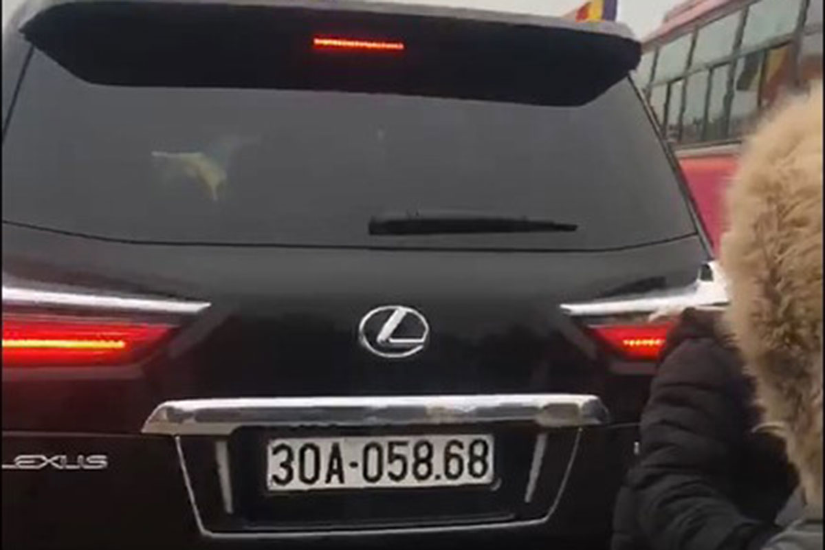 Chuyện chỉ có ở Việt Nam: Lexus LX570 được gắn cả biển xanh và trắng khi đi lễ chùa a1