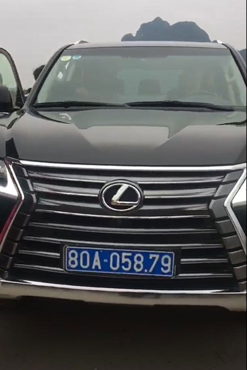 Chuyện chỉ có ở Việt Nam: Lexus LX570 được gắn cả biển xanh và trắng khi đi lễ chùa a2