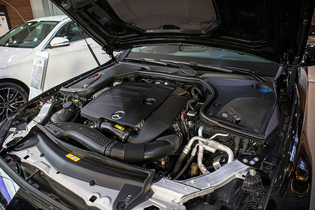 Ảnh chụp động cơ xe Mercedes-Benz E300 AMG 2020