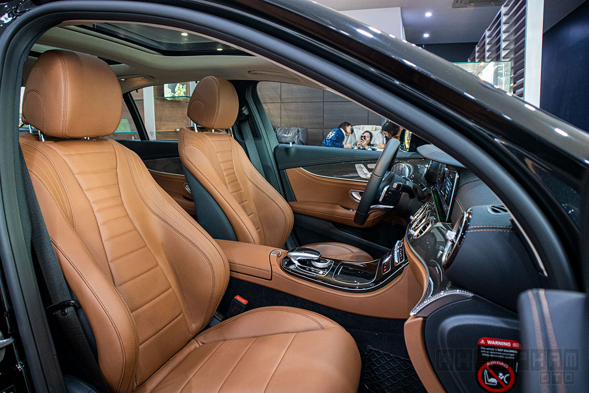 Ảnh chụp ghế trước xe Mercedes-Benz E300 AMG 2020