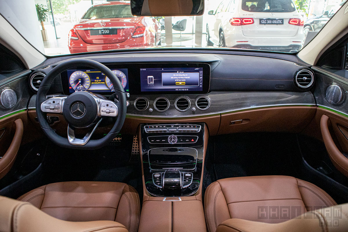 Ảnh chụp khoang lái xe Mercedes-Benz E300 AMG 2020