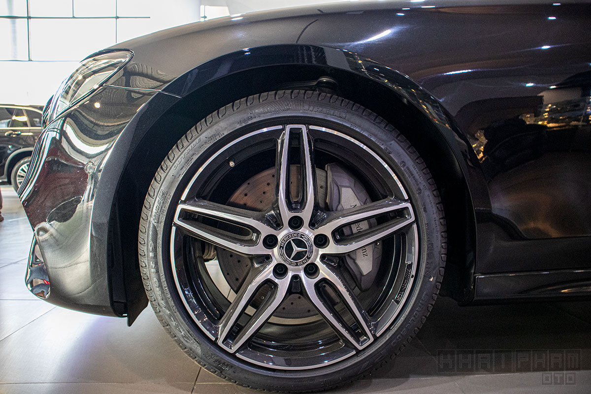Ảnh la-zăng xe Mercedes-Benz E300 AMG 2020