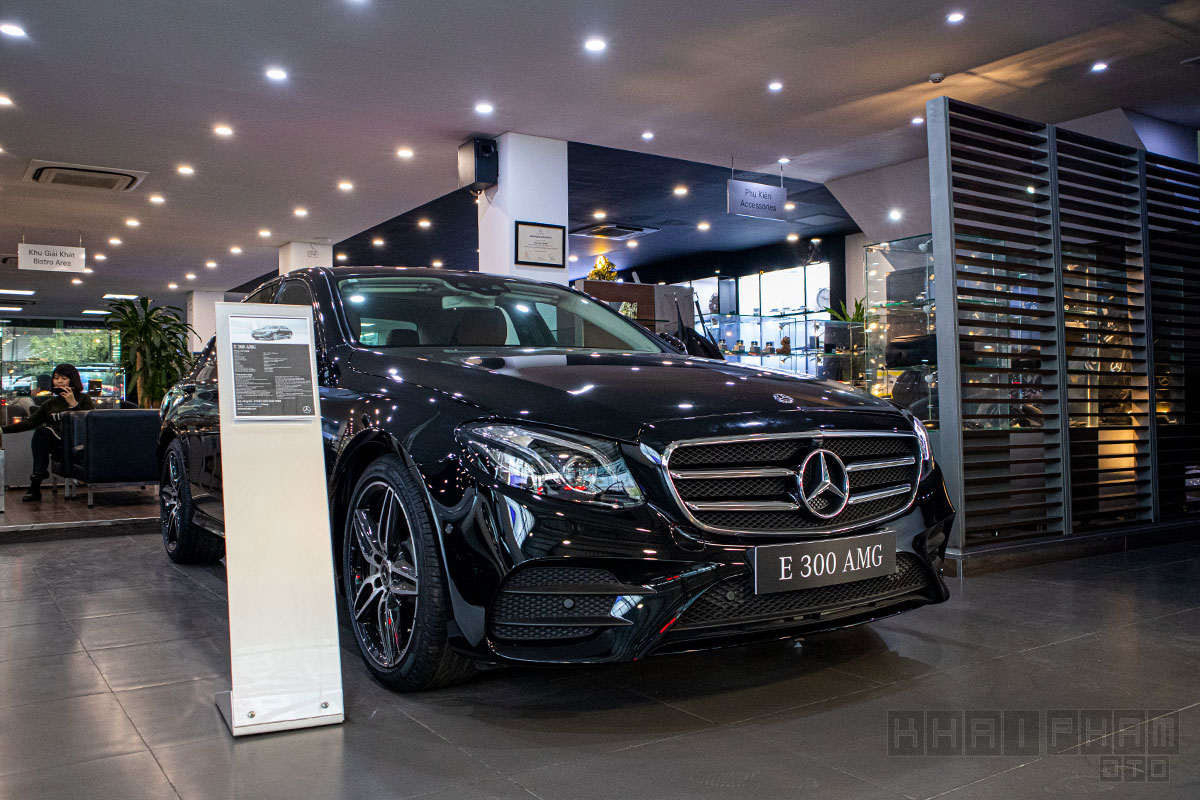 Ảnh chụp trước xe Mercedes-Benz E300 AMG 2020