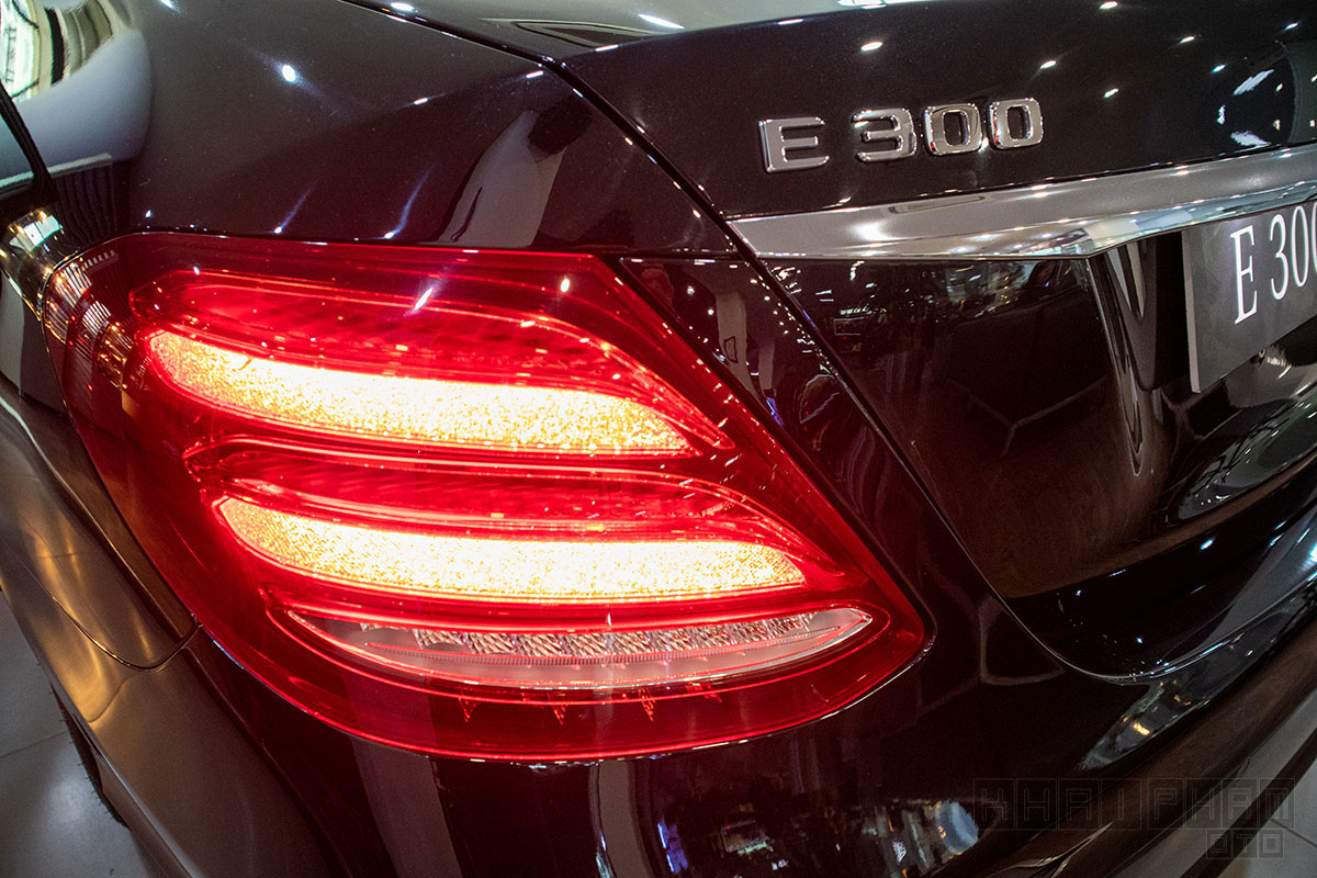 Ảnh đèn hậu xe Mercedes-Benz E300 AMG 2020