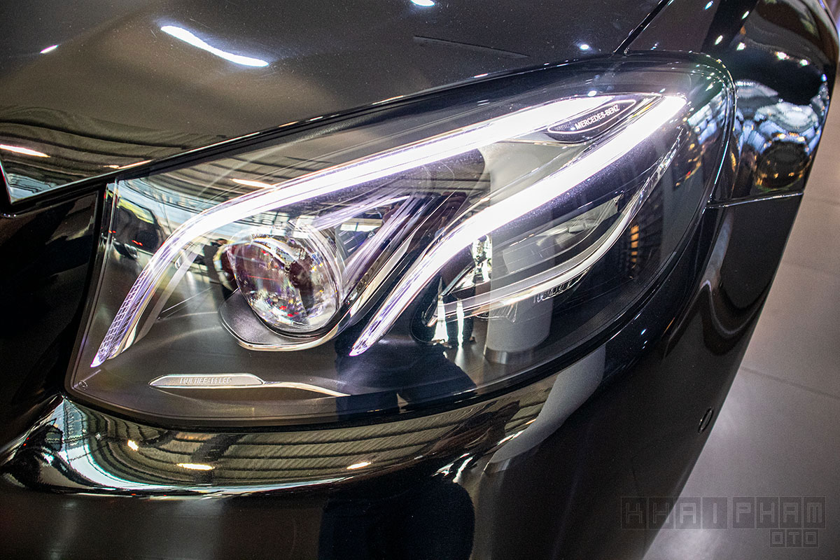 Đèn pha xe Mercedes-Benz E300 AMG 2020