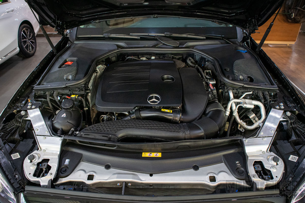 Ảnh chụp động cơ xe Mercedes-Benz E300 AMG 2020