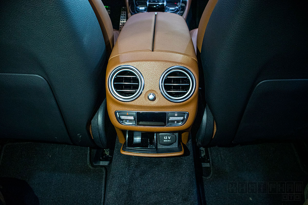 Cửa gió điều hoà xe Mercedes-Benz E300 AMG 2020