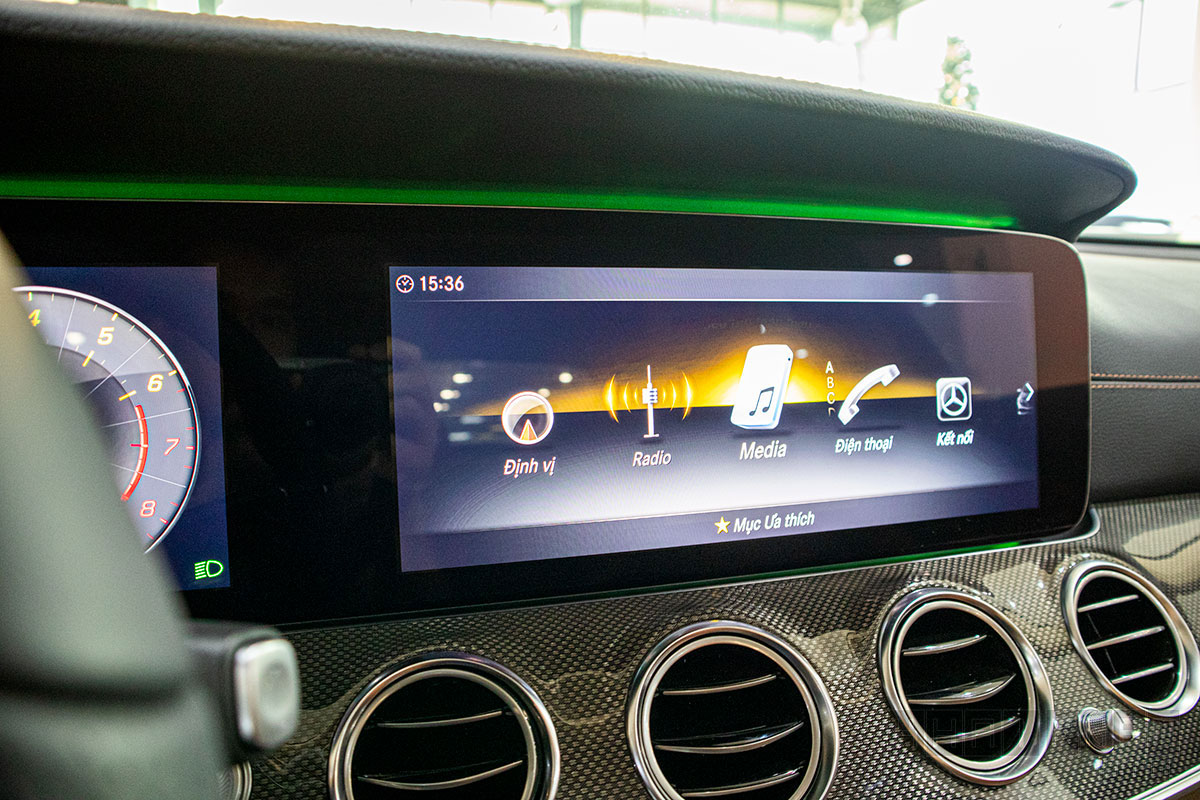 Bảng điều khiển trung tâm xe Mercedes-Benz E300 AMG 2020