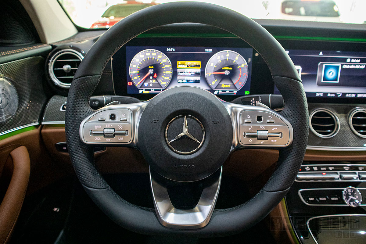 Nút bấm vô lăng xe Mercedes-Benz E300 AMG 2020