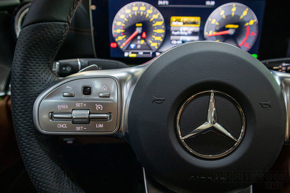 Nút bấm vô-lăng xe Mercedes-Benz E300 AMG 2020