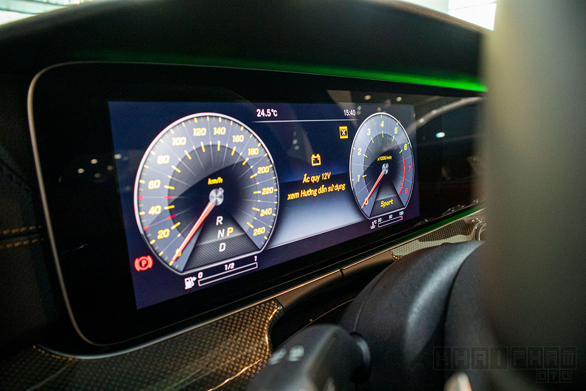 Màn hình giải trí xe Mercedes-Benz E300 AMG 2020