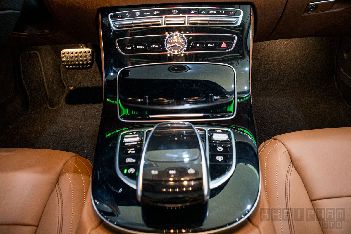 Bảng điều khiển trung tâm xe Mercedes-Benz E300 AMG 2020