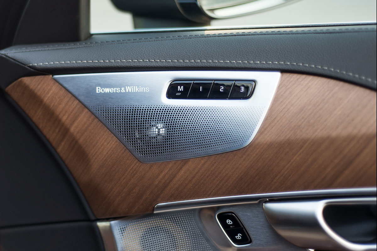 Đánh giá xe Volvo XC90 2020: Hệ thống loa cao cấp Bowers & Wilkins 19 loa.