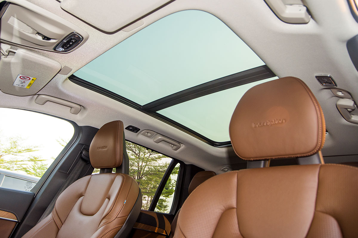 Đánh giá xe Volvo XC90 2020: Cửa sổ trời toàn cảnh.