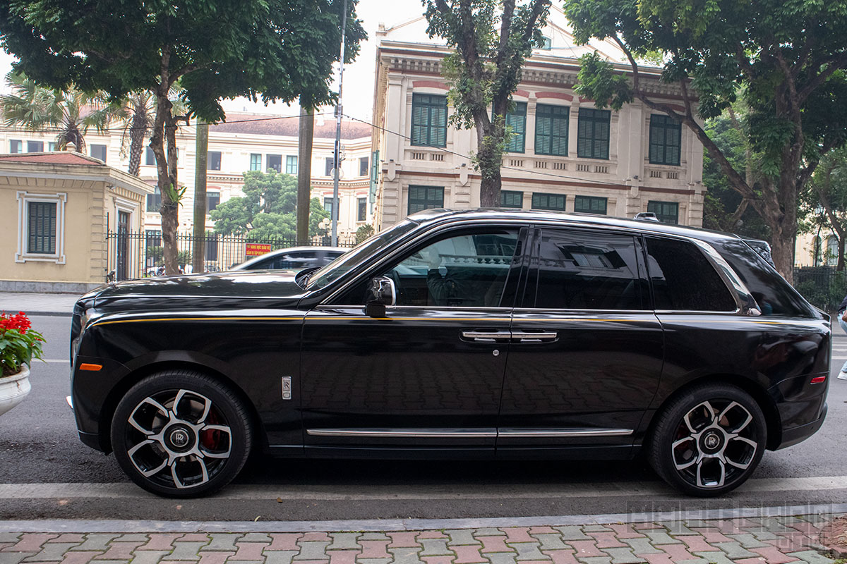 Rolls-Royce Cullinan đầu tiên về Việt Nam với phong cách Black Badge a2