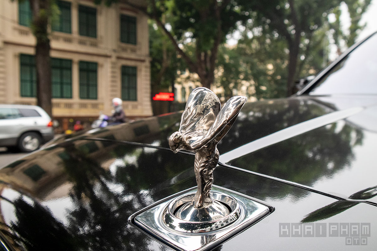 Rolls-Royce Cullinan đầu tiên về Việt Nam với phong cách Black Badge a21