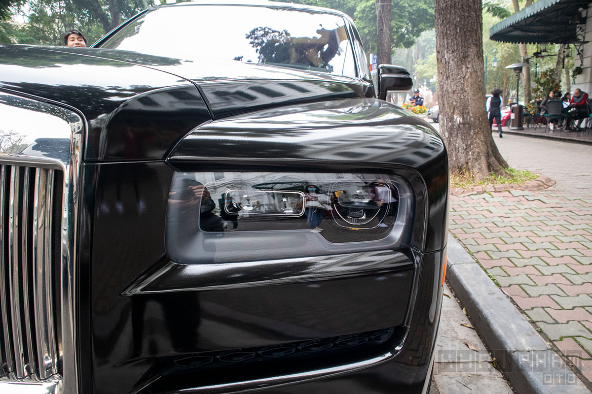 Rolls-Royce Cullinan đầu tiên về Việt Nam với phong cách Black Badge a23