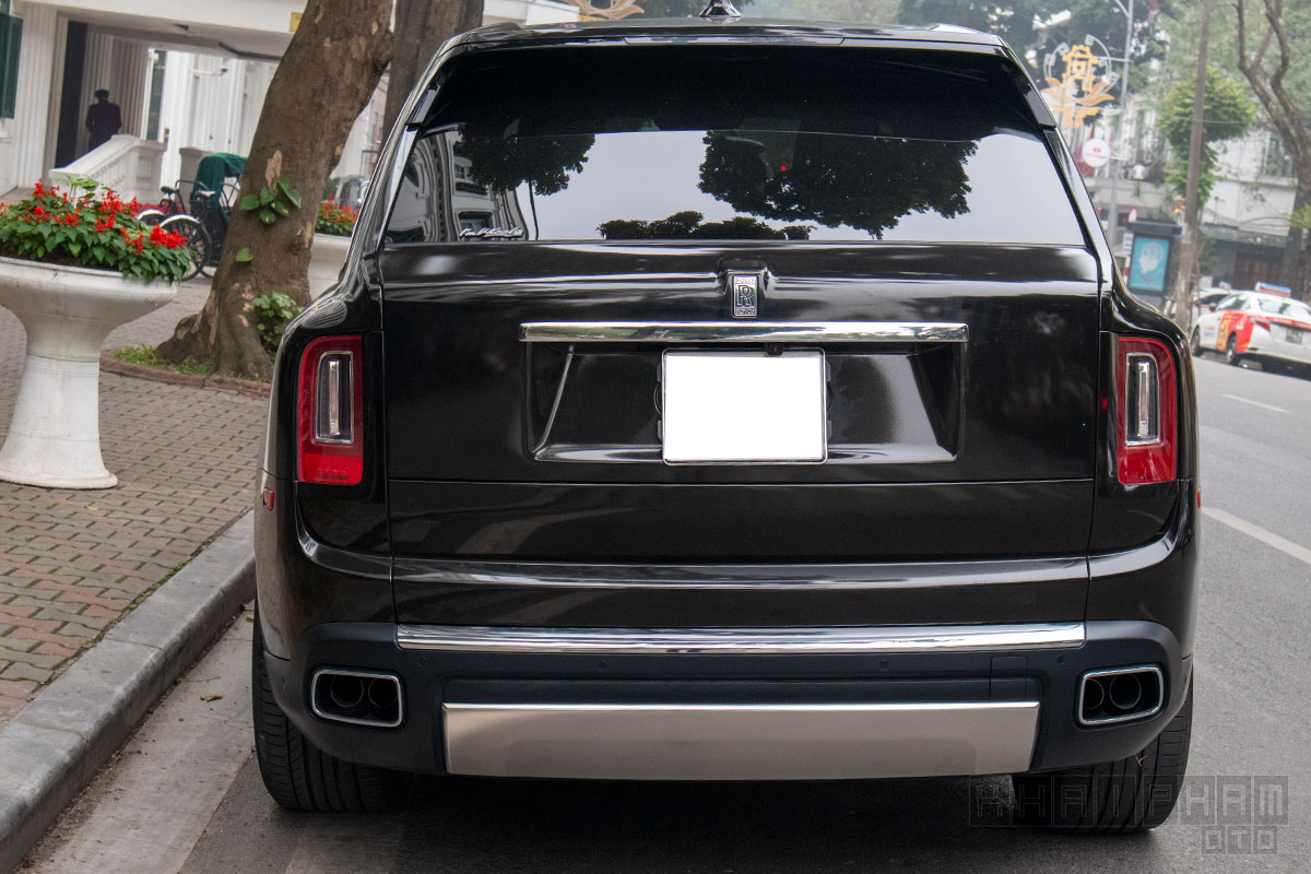 Rolls-Royce Cullinan đầu tiên về Việt Nam với phong cách Black Badge a14