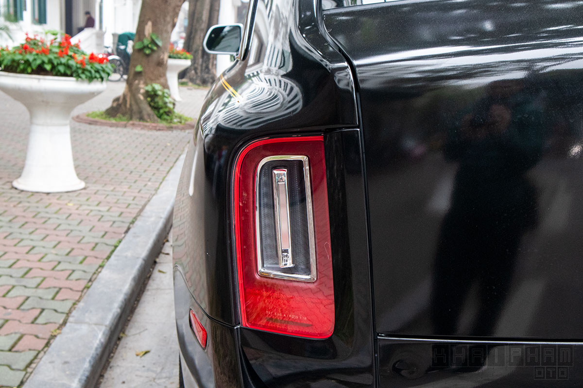 Rolls-Royce Cullinan đầu tiên về Việt Nam với phong cách Black Badge a26