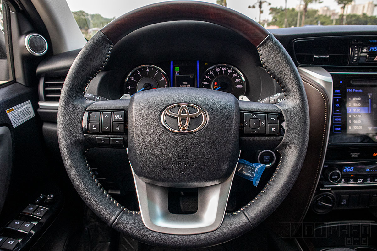 Ảnh chụp vô-lăng xe Toyota Fortuner 2020