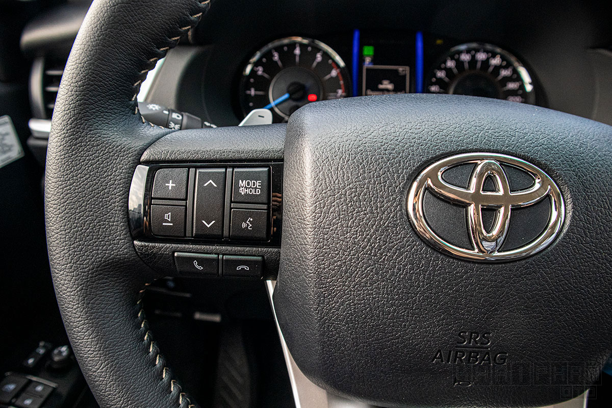 Ảnh chụp nút bấm vô-lăng xe Toyota Fortuner 2020