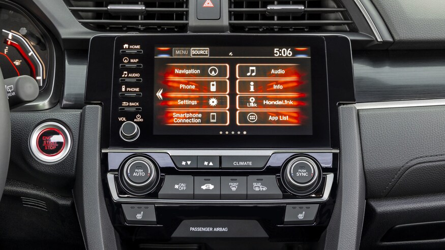 So sánh Honda Civic 2020 và Mazda 3 2020 - Civic trang bị công nghệ đa phương tiện cao cấp