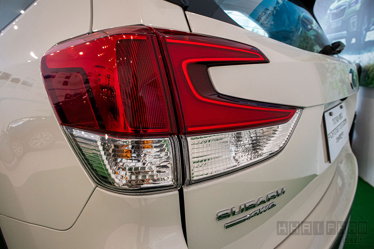 Ảnh chụp đèn hậu xe Subaru Forester 2020