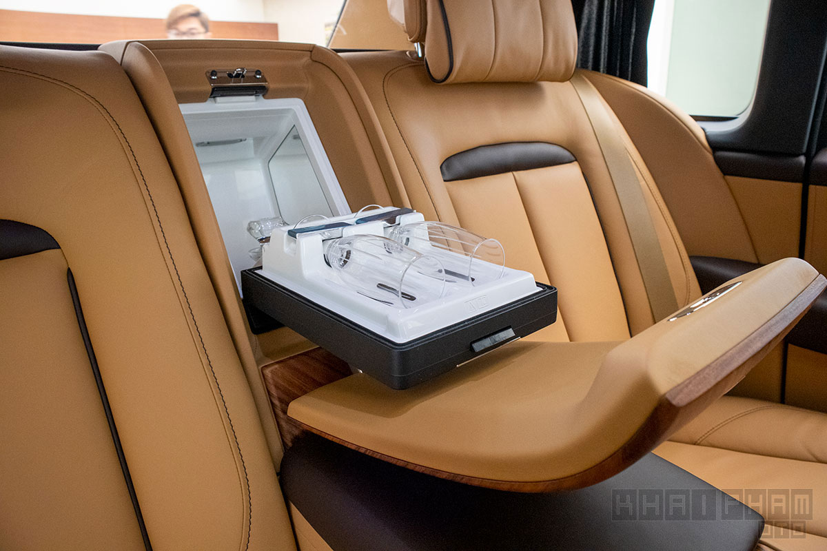 Ly uống rượu xe Rolls-Royce Cullinan