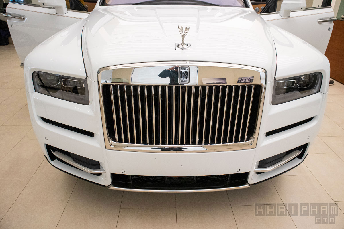 Thanh niên làm hỏng logo xe RollsRoyce Ghost trị giá gần 1 tỷ đồng
