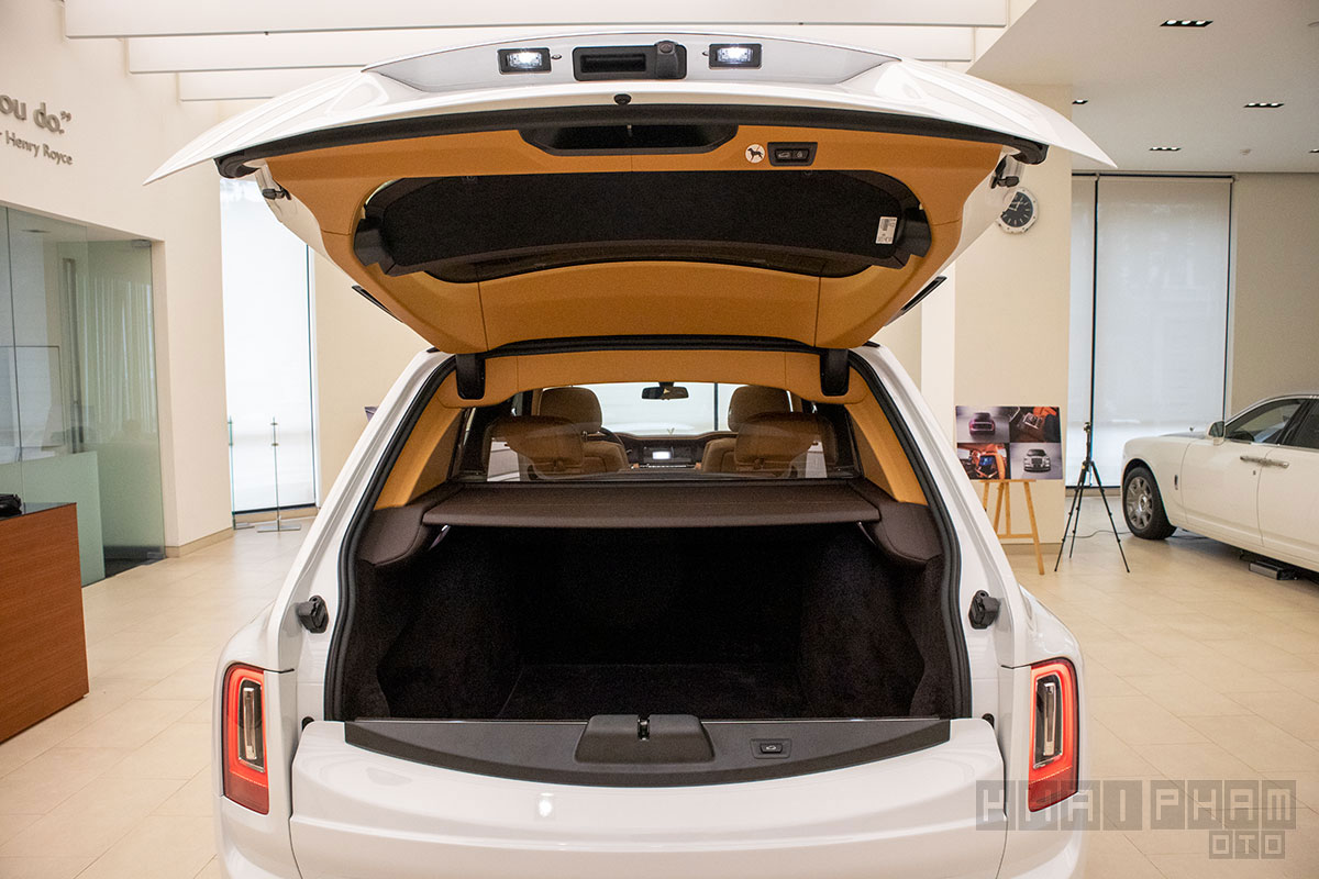 Ảnh chụp cốp sau xe Rolls-Royce Cullinan