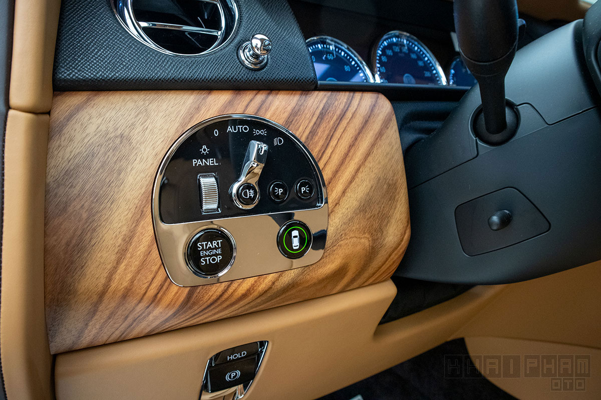 Nút bấm điều chỉnh xe Rolls-Royce Cullinan