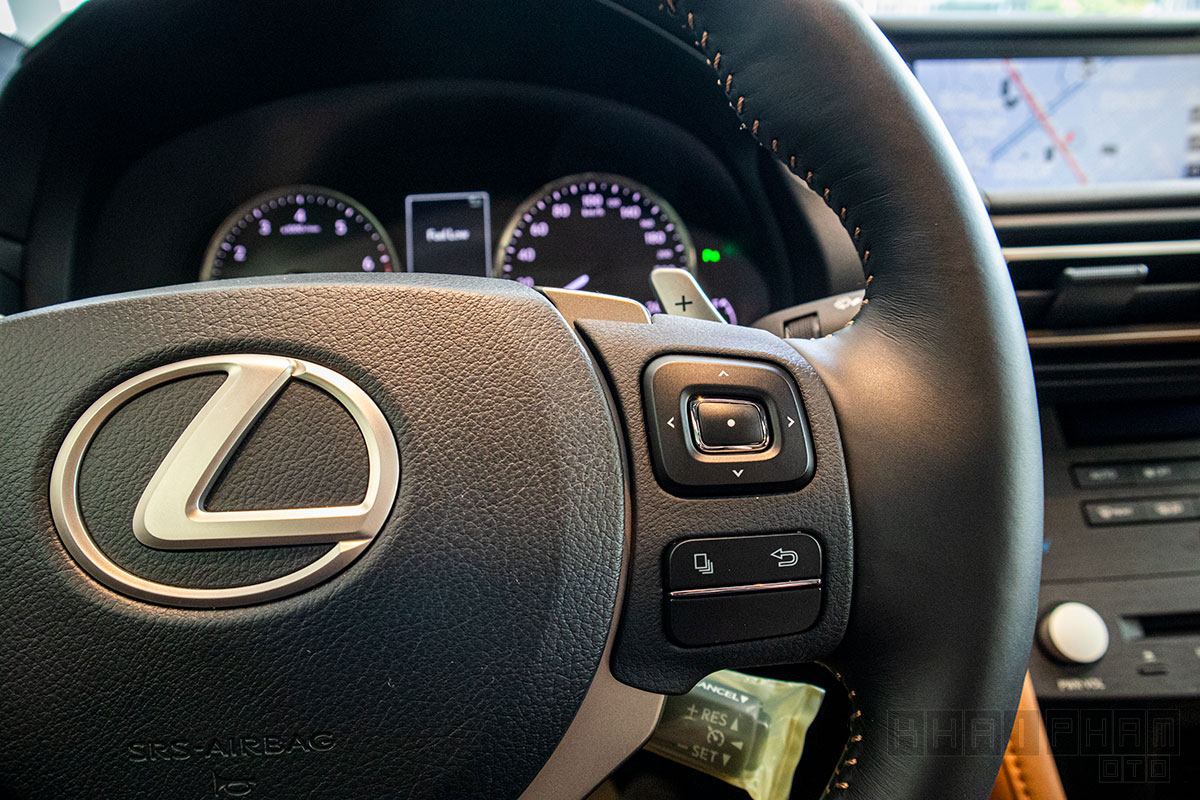 nút bấm vô-lăng sau xe Lexus RC 300 2020