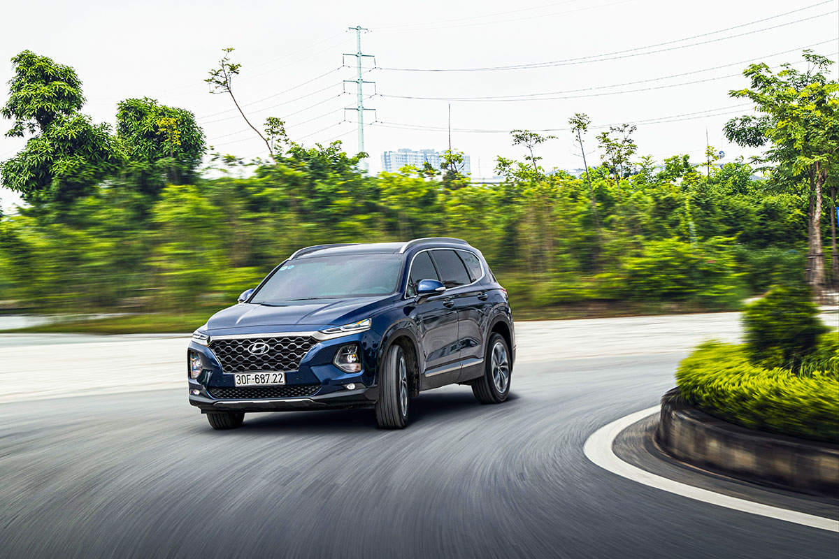 Hyundai Santa Fe đang được ưu đãi giá bán dành cho phiên bản máy dầu đặc biệt.