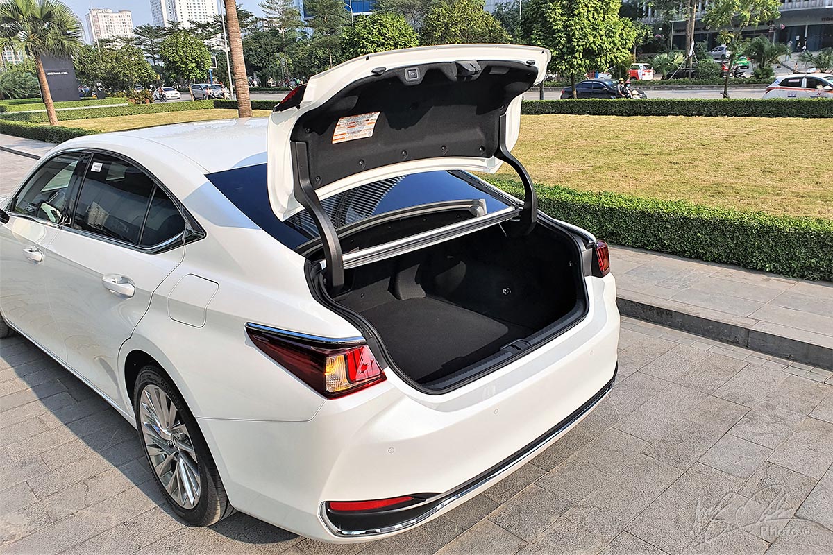 Đánh giá xe Lexus ES 250 2020: Khoang hành lý được đánh giá là một trong những chiếc xe tốt nhất phân khúc Đánh giá xe Lexus ES 250 2020: Khoang hành lý được đánh giá là một trong những chiếc xe tốt nhất phân khúc.