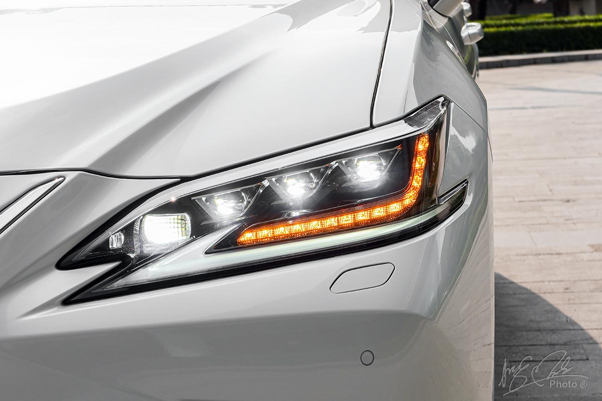 Đánh giá xe Lexus ES 250 2020: hệ thống chiếu sáng khi sử dụng cụm 3 bóng Bi-LED thanh mảnh thay thế cho bóng projector LED trước đó