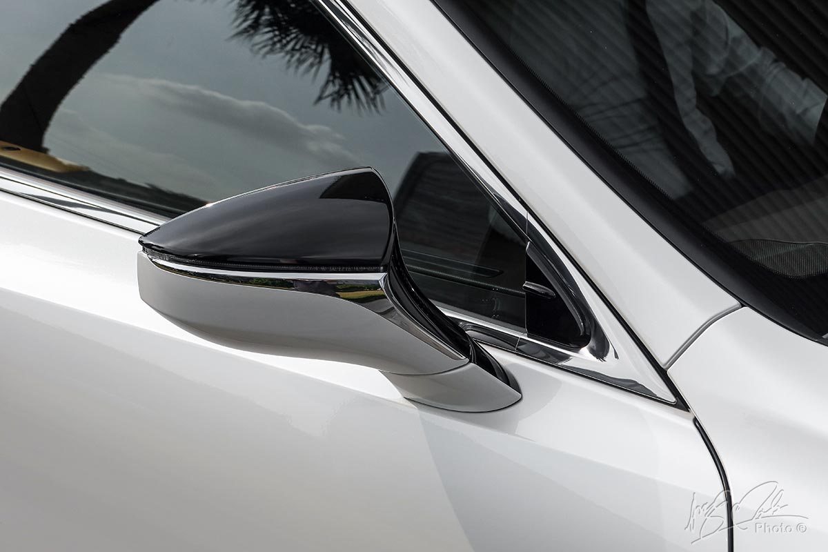 Đánh giá xe Lexus ES 250 2020: Gương chiếu hậu sử dụng 2 màu tương phản tương tự như trên Lexus LS Đánh giá xe Lexus ES 250 2020: Gương chiếu hậu sử dụng 2 màu tương phản tương tự như trên Lexus LS.