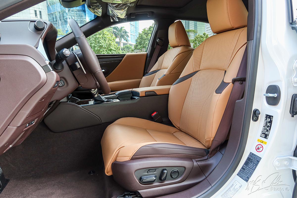 Đánh giá xe Lexus ES 250 2020: Hàng ghế trước chỉnh điện 10 hướng có chức năng sấy, làm mát và nhớ vị trí cho người lái.