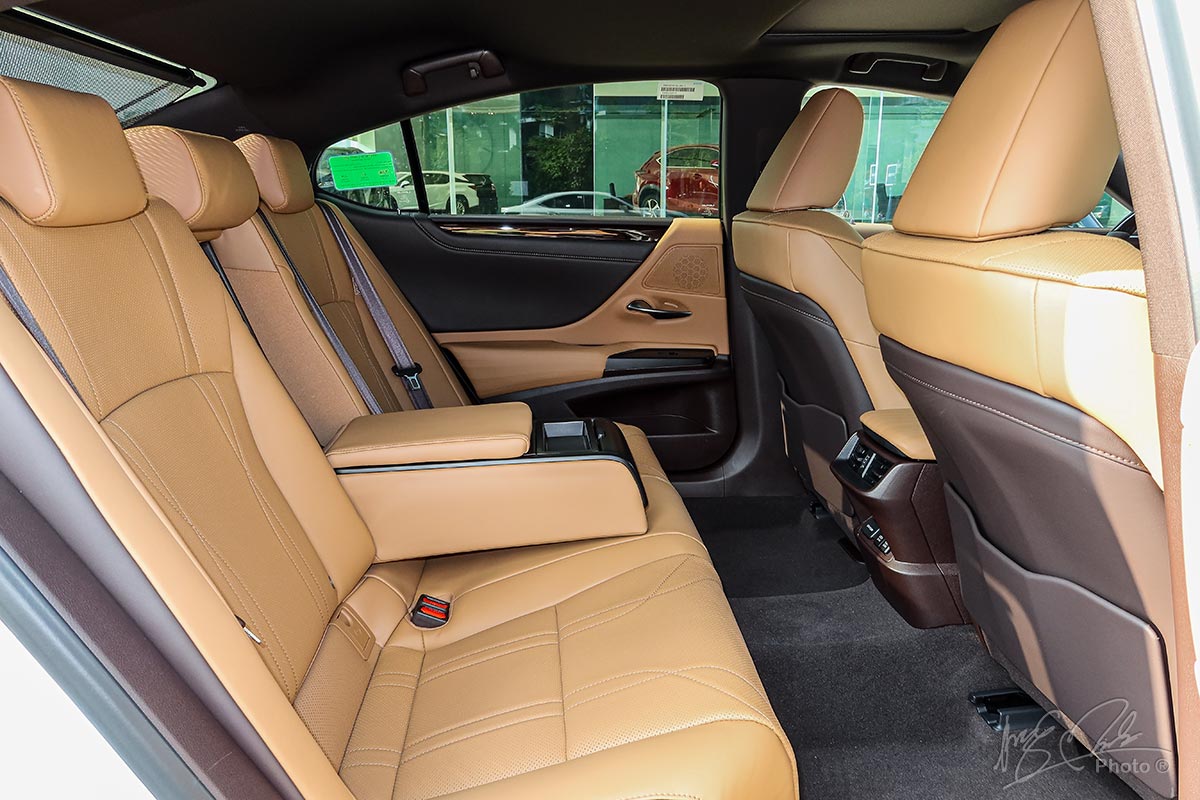 Đánh giá xe Lexus ES 250 2020: Hàng ghế sau rộng rãi và có rèm che nắng cửa sau nâng hạ điện tử.