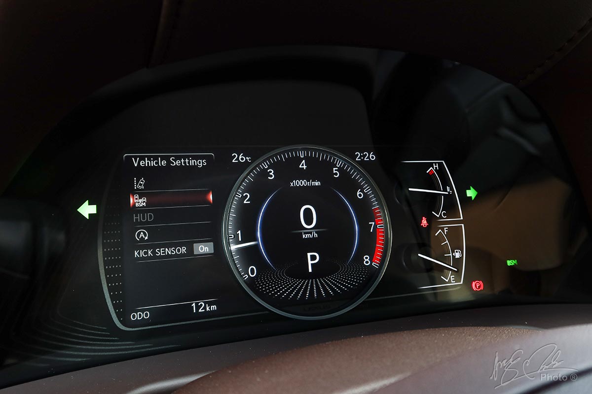 Đánh giá xe Lexus ES 250 2020: Bảng đồng hồ kỹ thuật số với màn hình 8 inch.