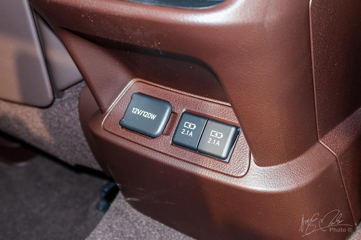 Đánh giá xe Lexus ES 250 2020: Ổ cắm điện 12V/120W và cổng kết nối USB.