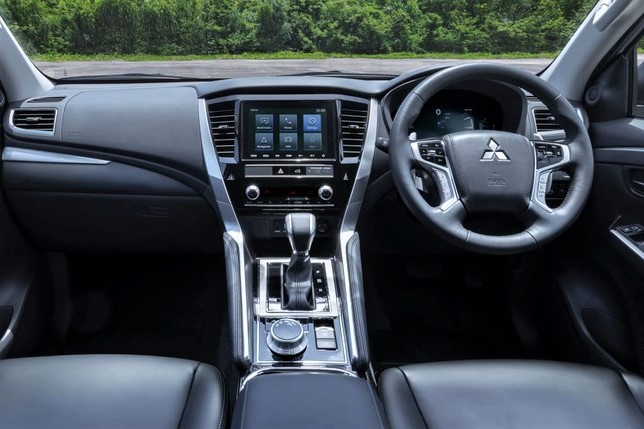 Không gian nội thất Mitsubishi Pajero Sport 2020 vẫn được giữ nguyên từ thế hệ cũ 1