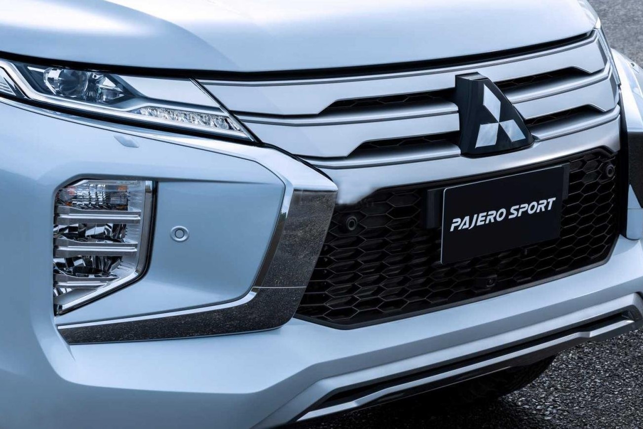 Phần đầu xe Mitsubishi Pajero Sport 2020 có nhiều thay đổi so với thế hệ hiện hành 1