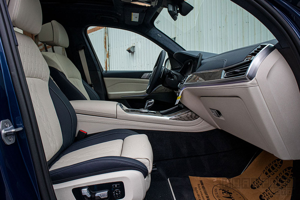 Hình ảnh hàng ghế trước của BMW X7 2019-2020