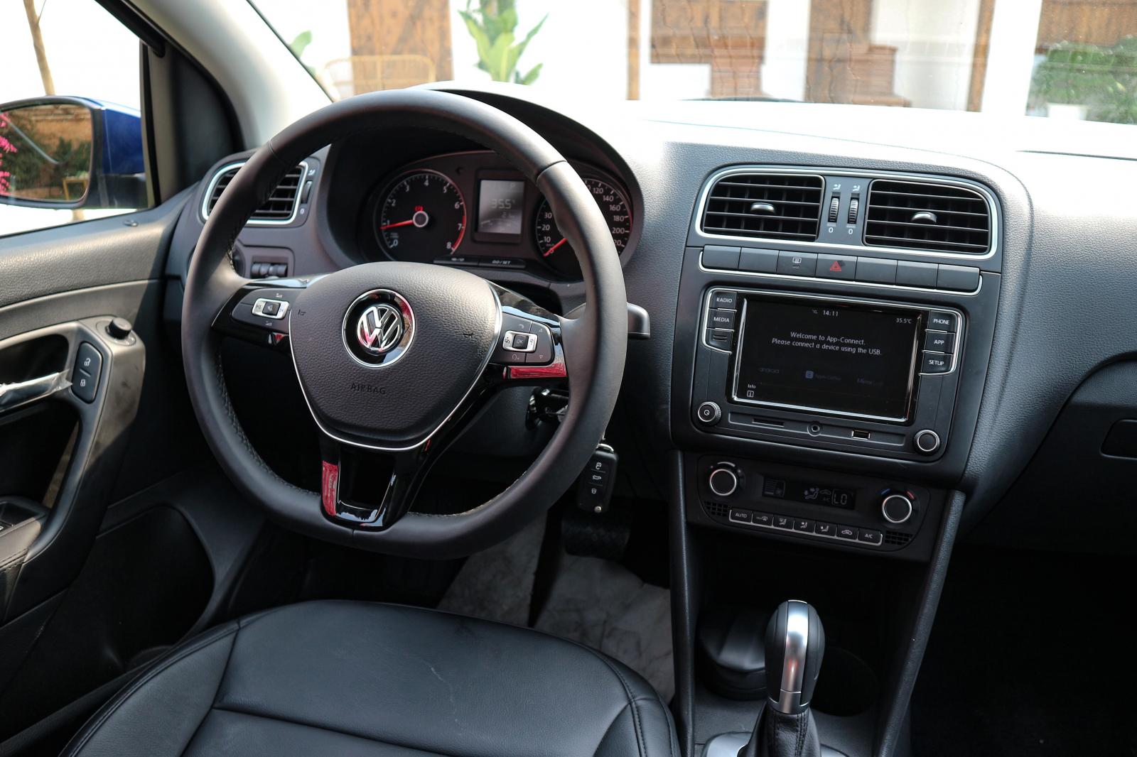 Volkswagen Polo 2020 sở hữu vô lăng 3 chấu tích hợp phím chức năng và lẫy chuyển số 333