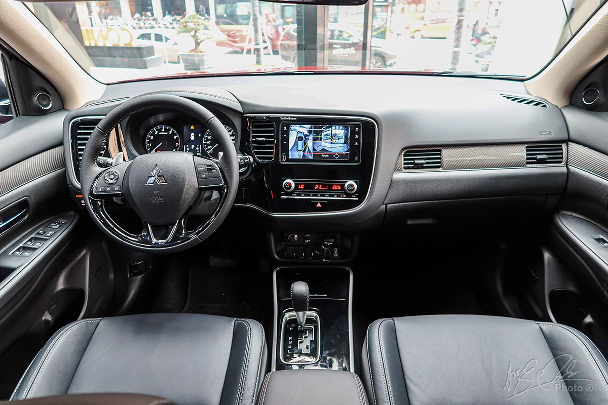 Mitsubishi Outlander 2020 sử dụng tông màu nội thất Đen thay cho màu nội thất Vàng be.