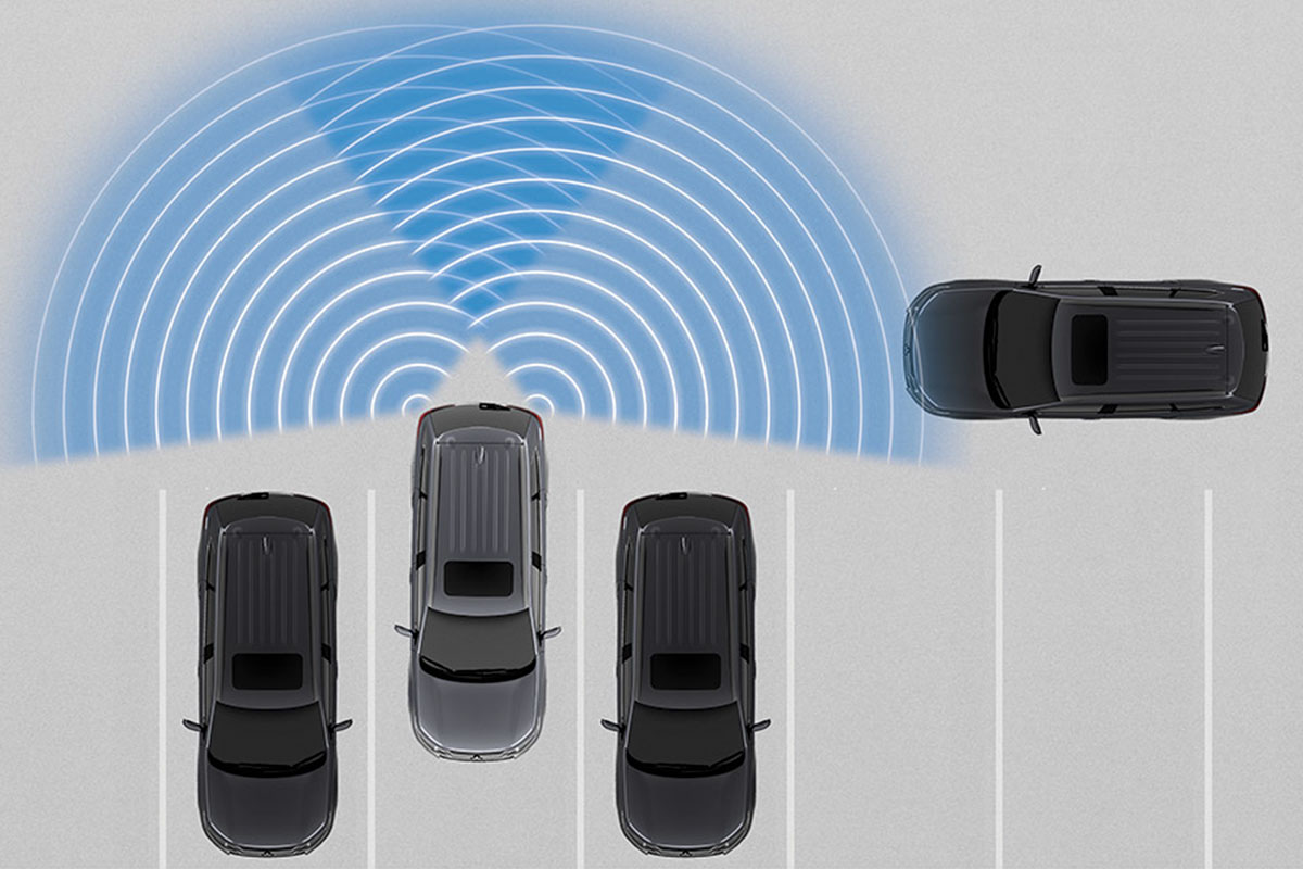 Hệ thống cảnh báo phương tiện cắt ngang phía sau trên Mitsubishi Outlander 2020.