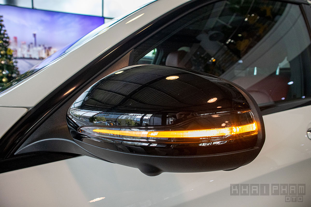 Ảnh chụp gương chiếu hậu xe Mercedes-Benz GLC 300 2020 
