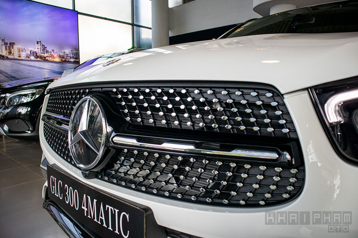 Ảnh chụp lưới tản nhiệt xe Mercedes-Benz GLC 300 2020 