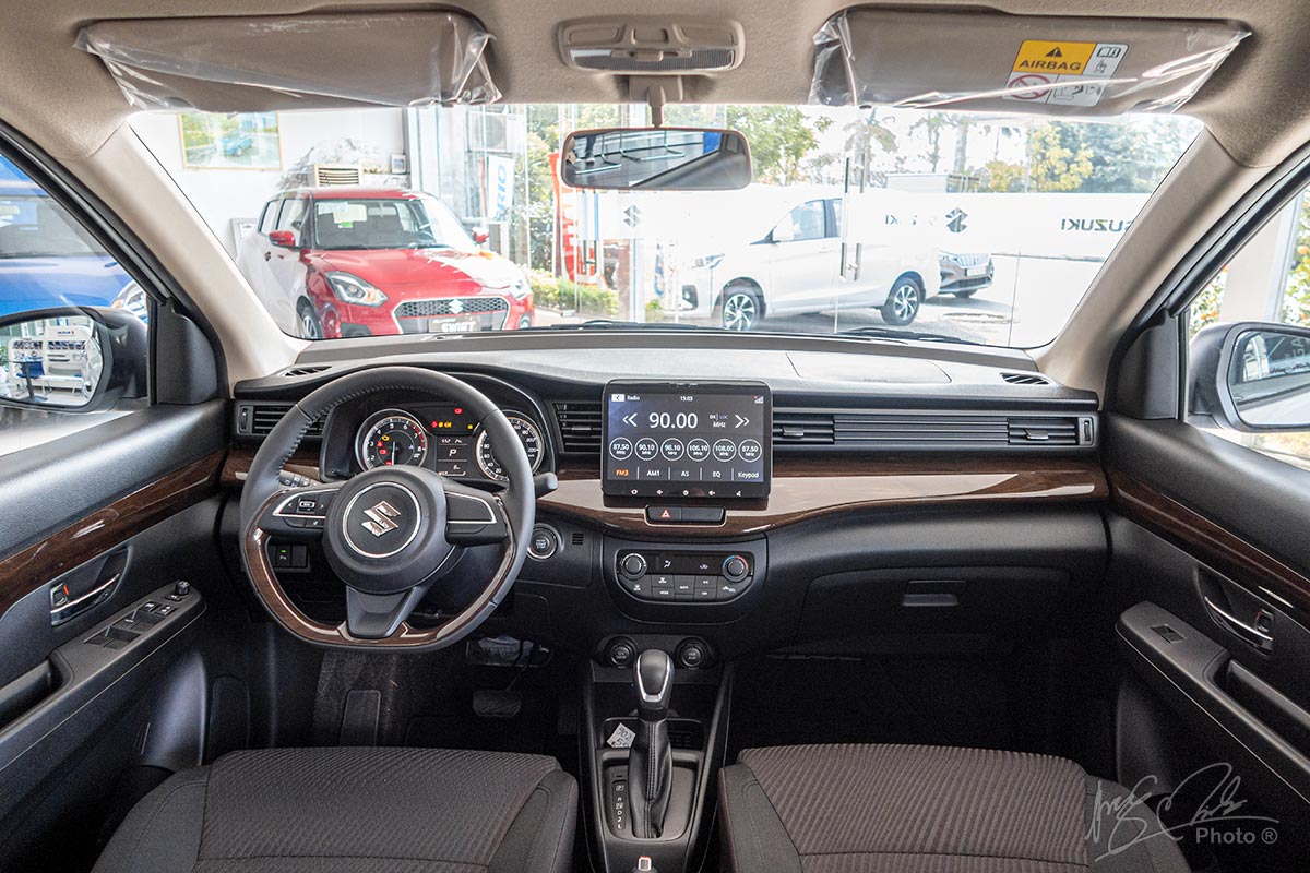Nội thất của Suzuki Ertiga 2020 phiên bản GLX trông cao cấp hơn nhờ một số thay đổi tập trung ở bảng điều khiển trung tâm.