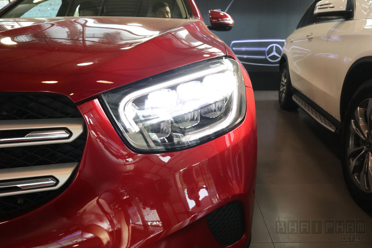 Ảnh chụp đèn pha xe Mercedes-Benz GLC 200 4Matic 2020 